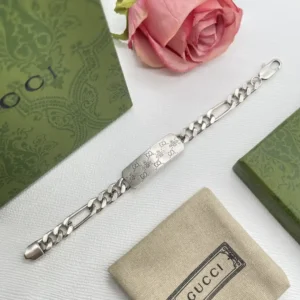 Alternative view of 18k White gold plated GG curb link bracelet with engraving plate in die centre