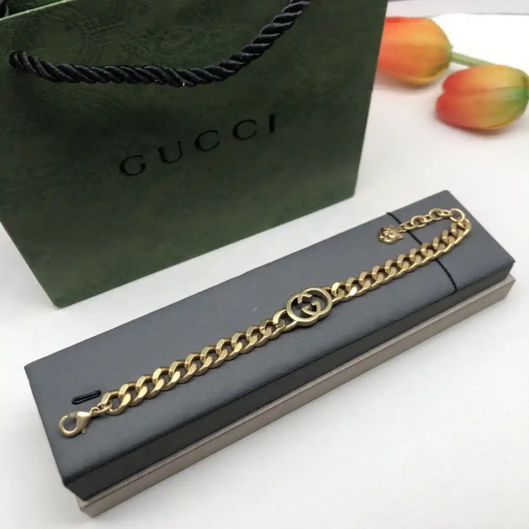 18k Yellow gold plated GG curb link bracelet with gg logo in the middle