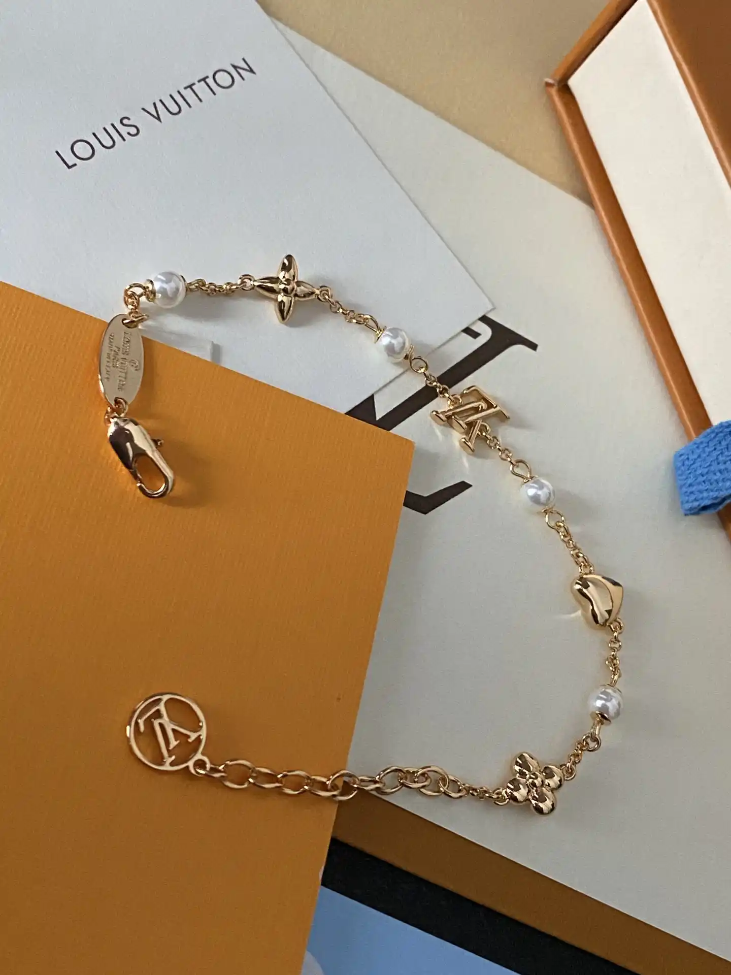 18k Rose gold plated LV bracelet with pearls and charms - Image 3