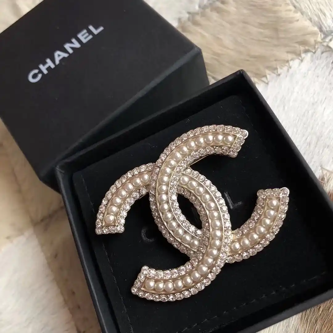 18k Rose gold plated CC brooch with stones and pearls
