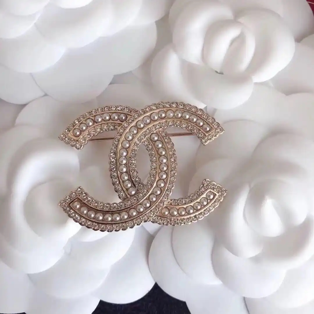 18k Rose gold plated CC brooch with stones and pearls - Image 2