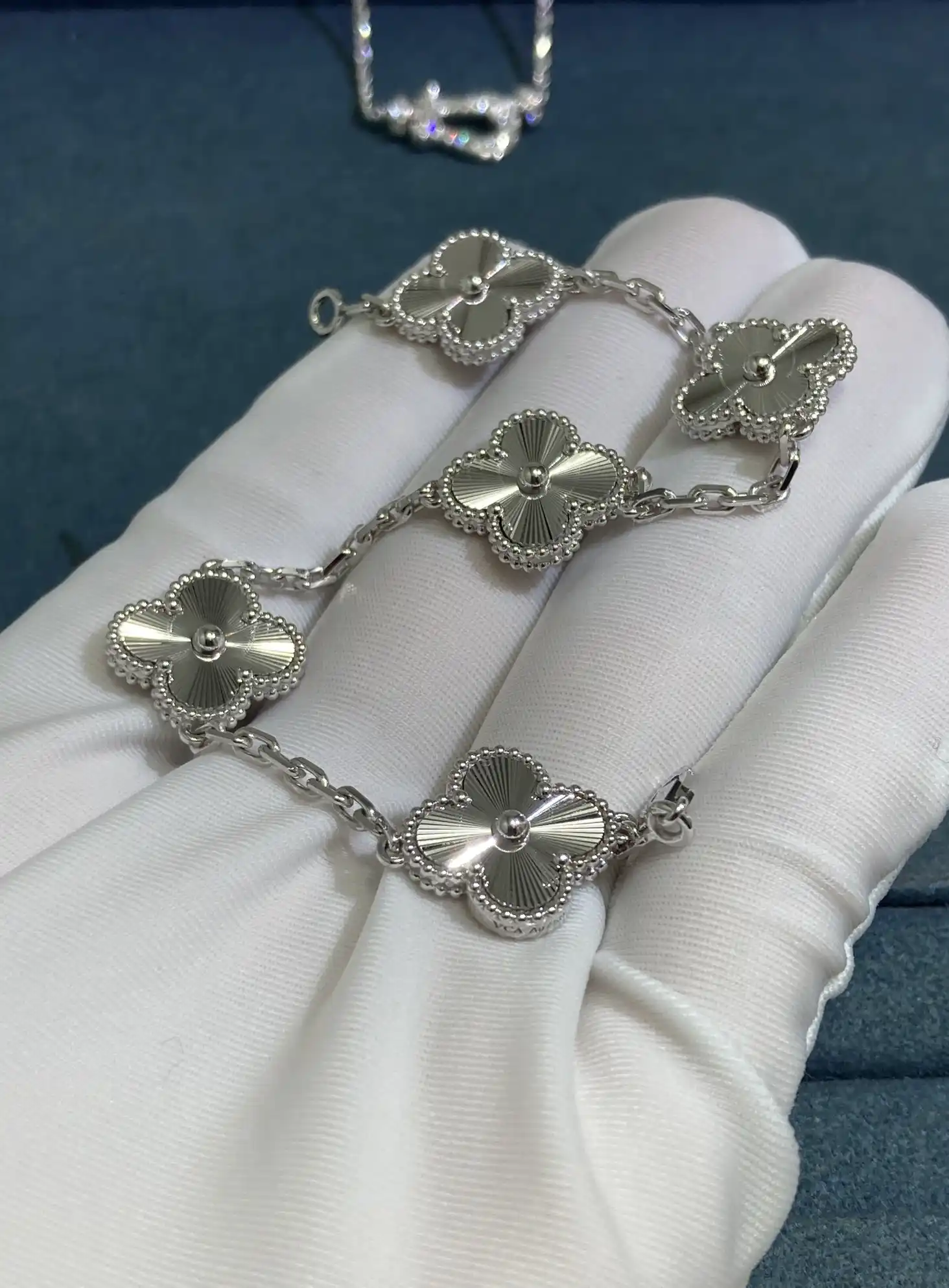 18k White gold plated CVA plain clover bracelet - Image 2