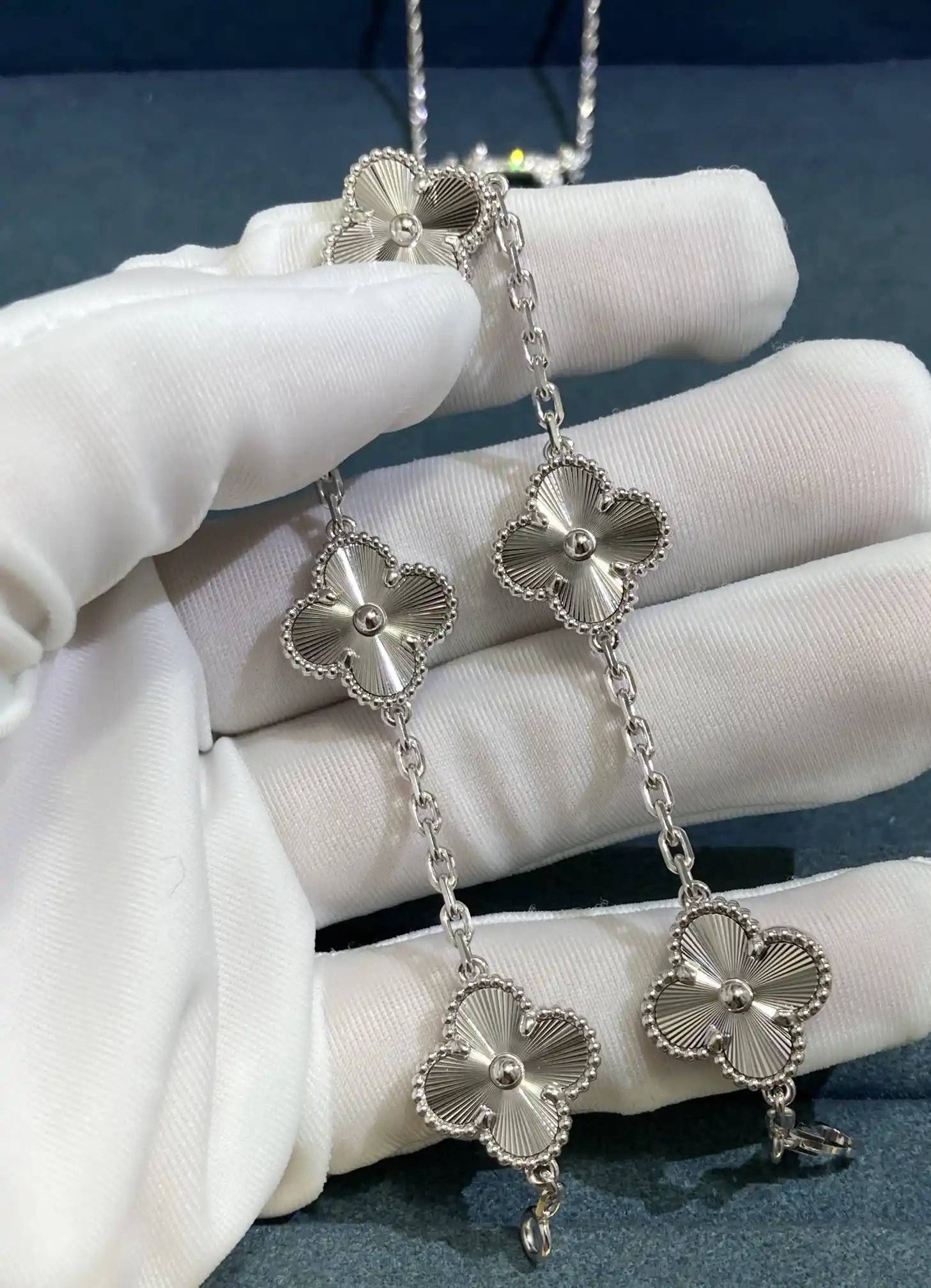 18k White gold plated CVA plain clover bracelet - Image 3