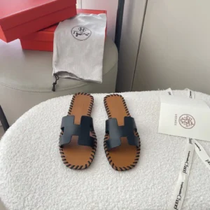 HM Black sandals with stitches