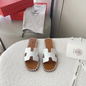 HM White sandals with stitches